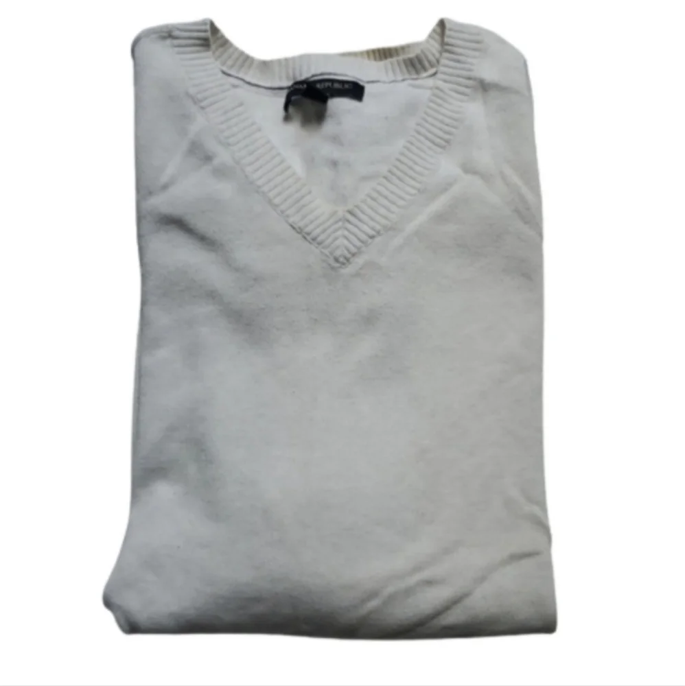 Banana Republic Cream Light Weight V Kneck Sweater-L